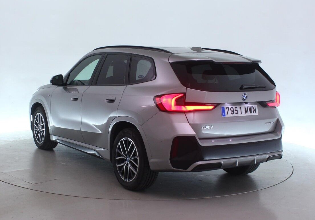 Sølv BMW iX1 fra 2024