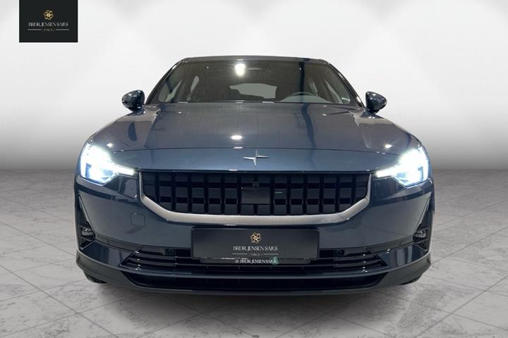 Blå Polestar 2 fra 2022 set udefra