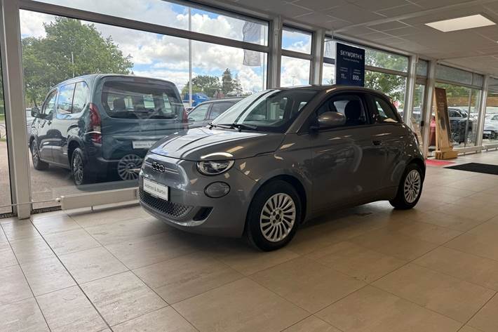 Grå Fiat 500e fra 2023