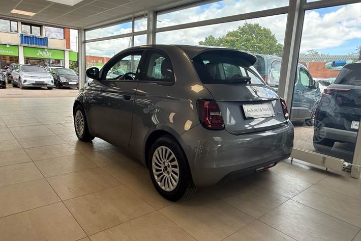 Grå Fiat 500e fra 2023