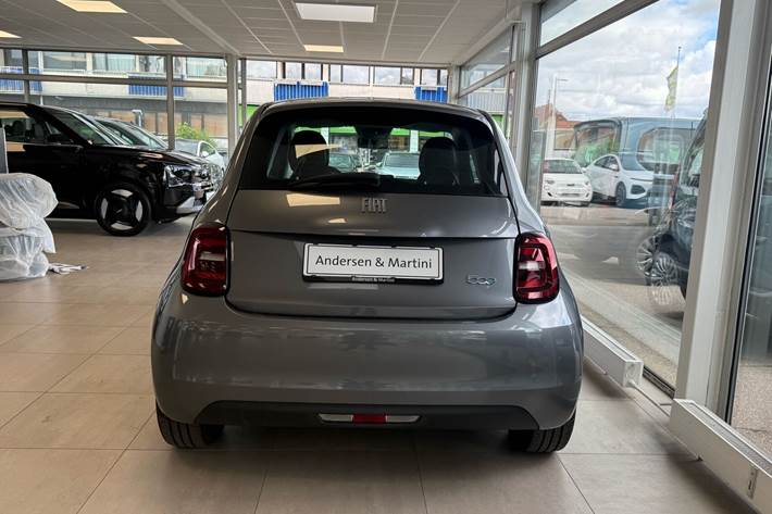 Grå Fiat 500e fra 2023
