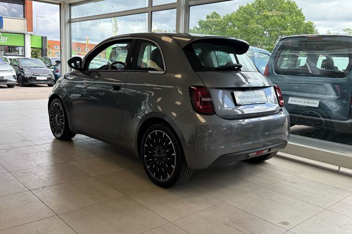 Grå Fiat 500e fra 2023
