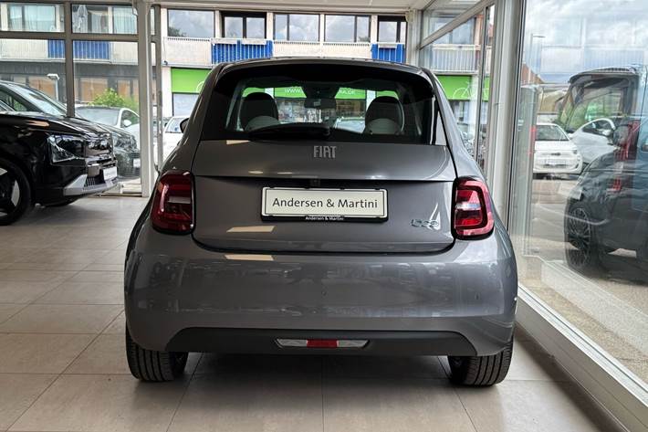 Grå Fiat 500e fra 2023
