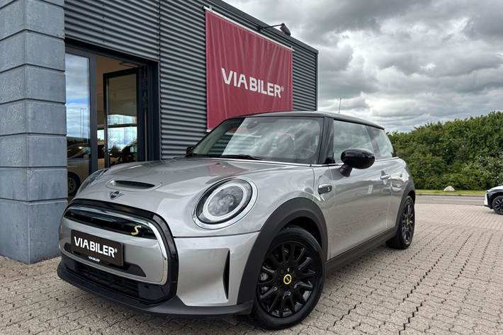 Grå Mini Cooper fra 2023 set udefra