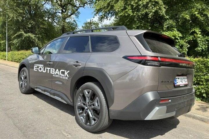 Bronze Subaru e-Outback fra 2026 set udefra