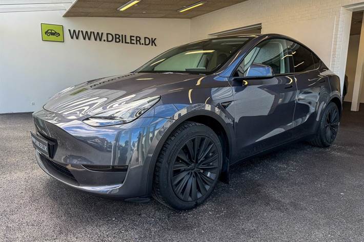 Grå Tesla Model Y fra 2023