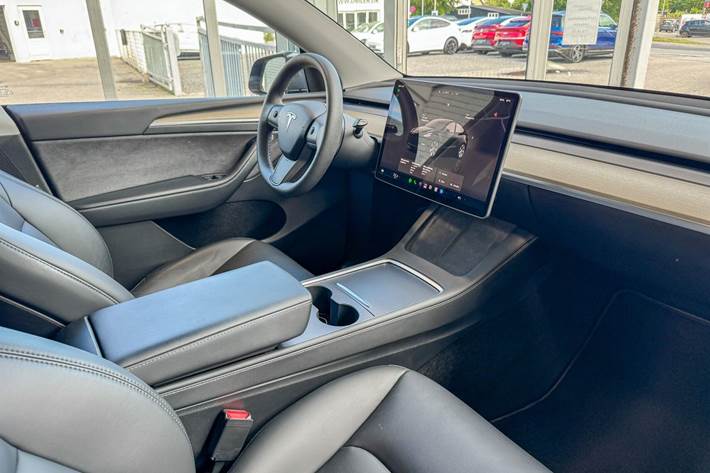 Grå Tesla Model Y fra 2023
