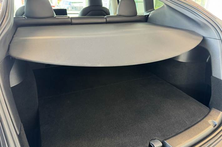 Grå Tesla Model Y fra 2023