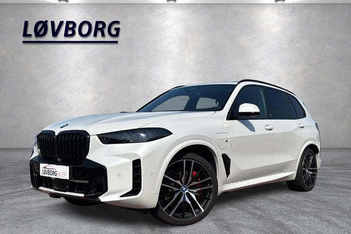 Hvid BMW X5 fra 2024 set udefra