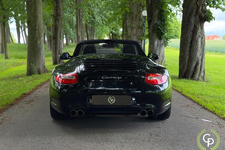 Sort Porsche 911 Carrera fra 2009