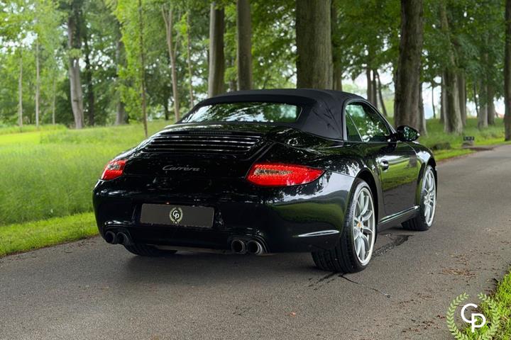 Sort Porsche 911 Carrera fra 2009