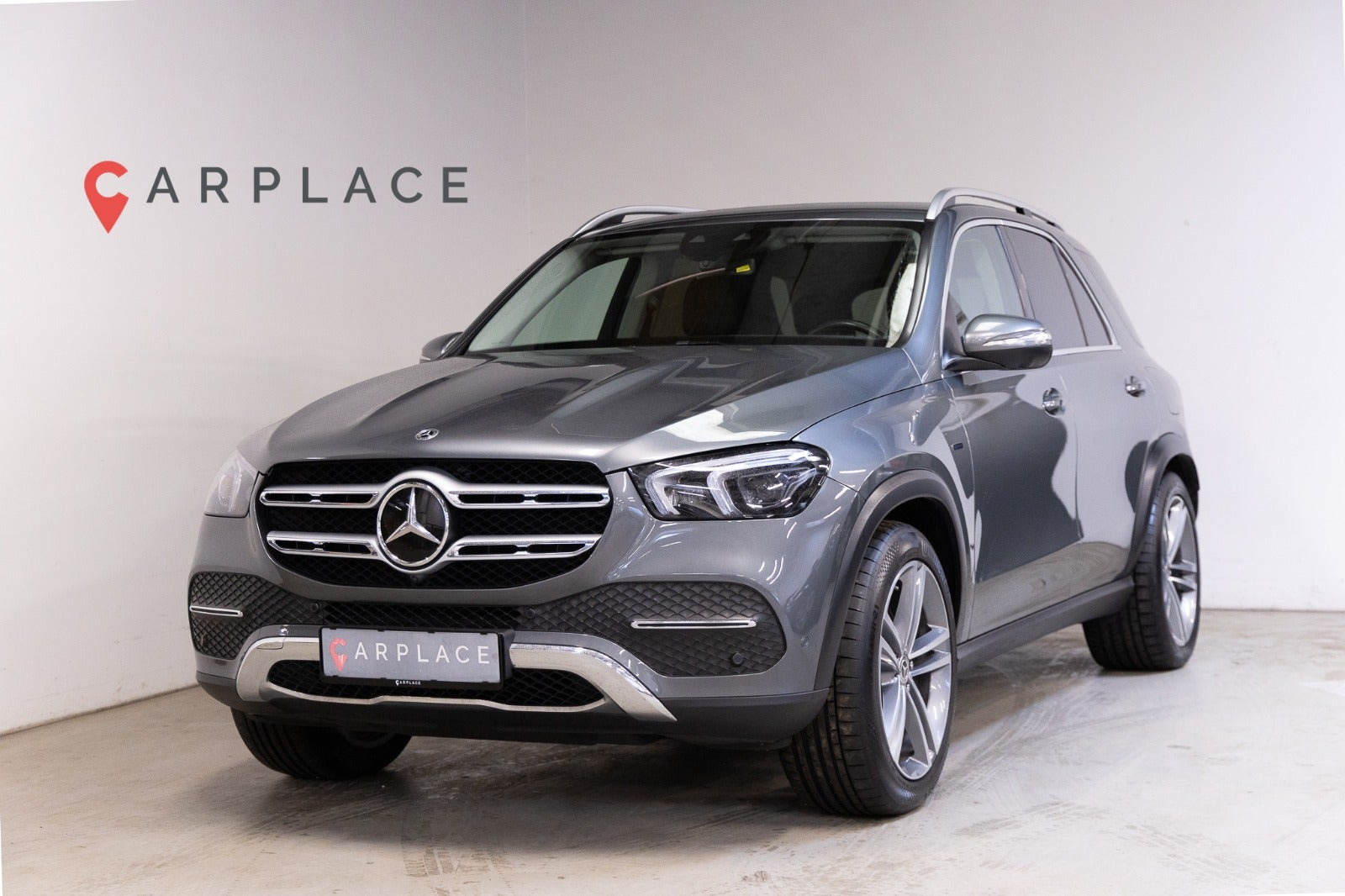 Grå Mercedes GLE350 e fra 2021 set udefra