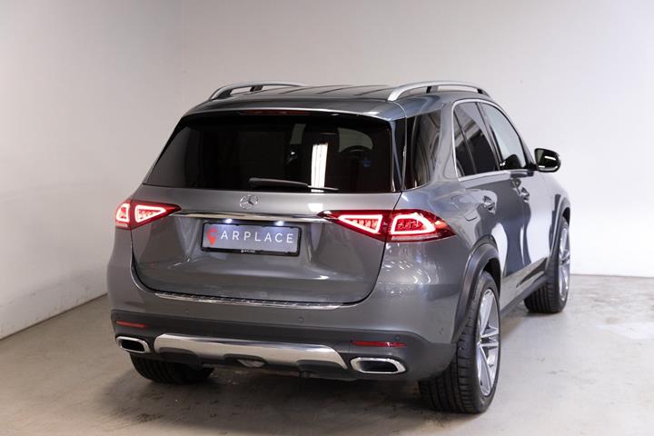 Grå Mercedes GLE350 e fra 2021 set udefra