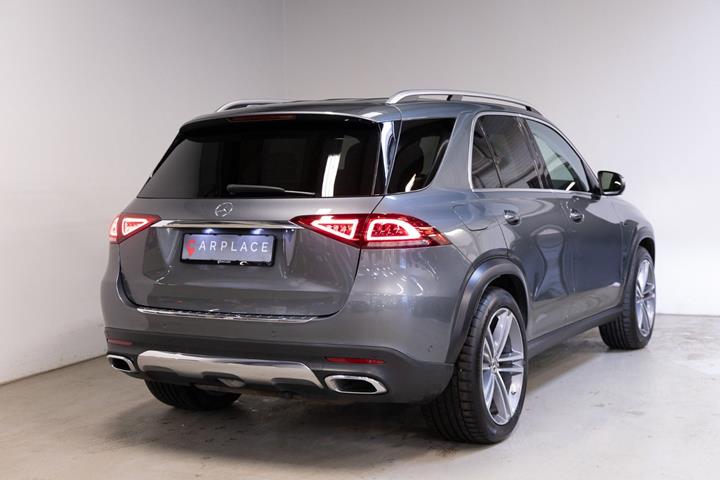 Grå Mercedes GLE350 e fra 2021 set udefra