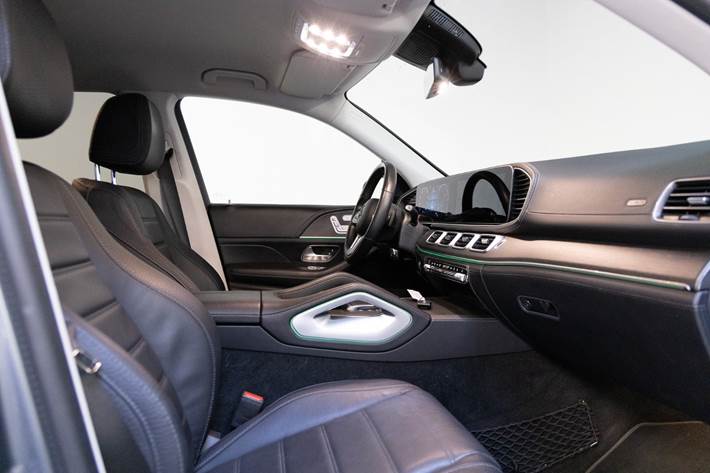 Grå Mercedes GLE350 e fra 2021