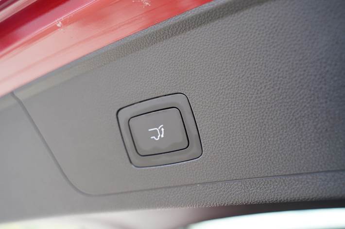 Rød Maxus Euniq6 fra 2024