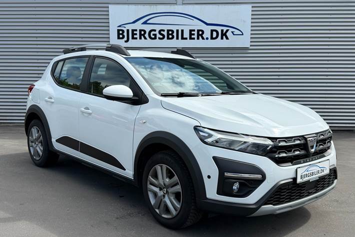 Hvid Dacia Sandero Stepway fra 2021 set udefra