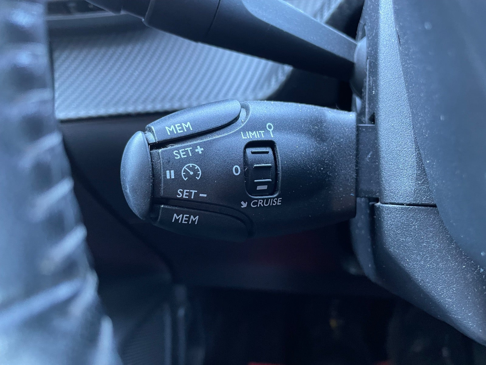 Grå Peugeot 208 fra 2020