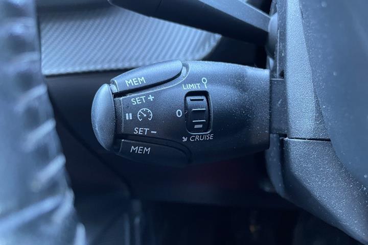 Grå Peugeot 208 fra 2020