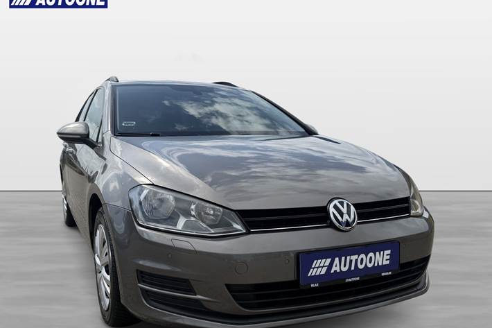 Grå VW Golf VII fra 2016