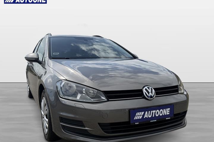 Grå VW Golf VII fra 2016