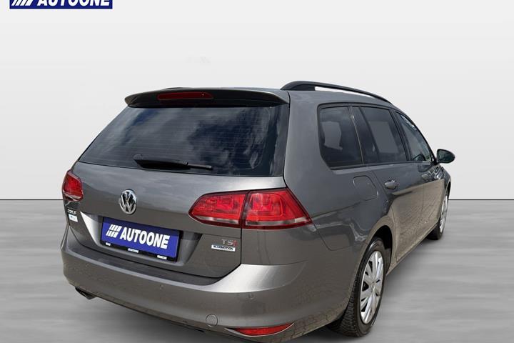Grå VW Golf VII fra 2016