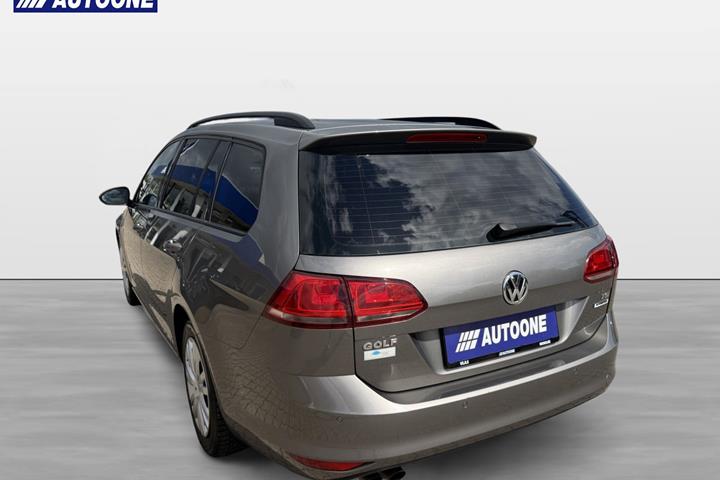 Grå VW Golf VII fra 2016