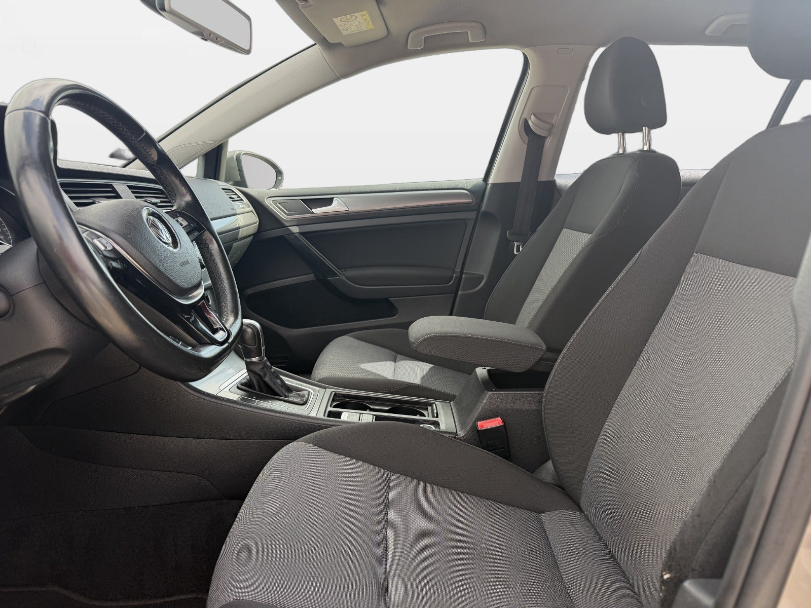 Grå VW Golf VII fra 2016