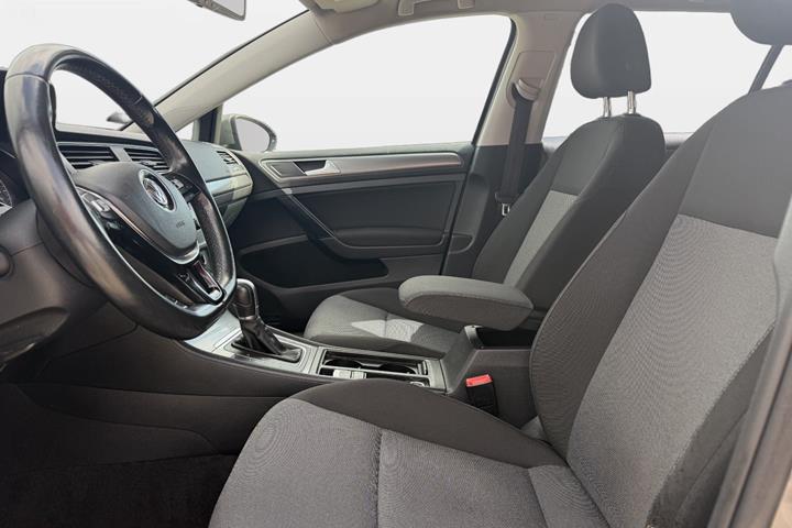 Grå VW Golf VII fra 2016