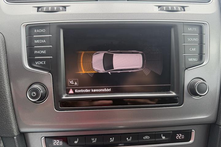 Grå VW Golf VII fra 2016