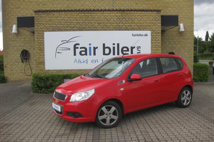 Rød Chevrolet Aveo fra 2010 set udefra