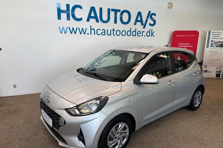 Sølv Hyundai i10 fra 2020 set udefra