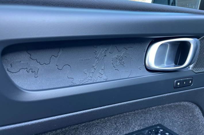 Blå Volvo XC40 fra 2023