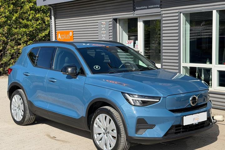 Blå Volvo EX40 fra 2025 set udefra