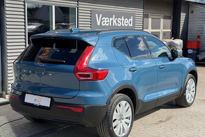 Blå Volvo EX40 fra 2025