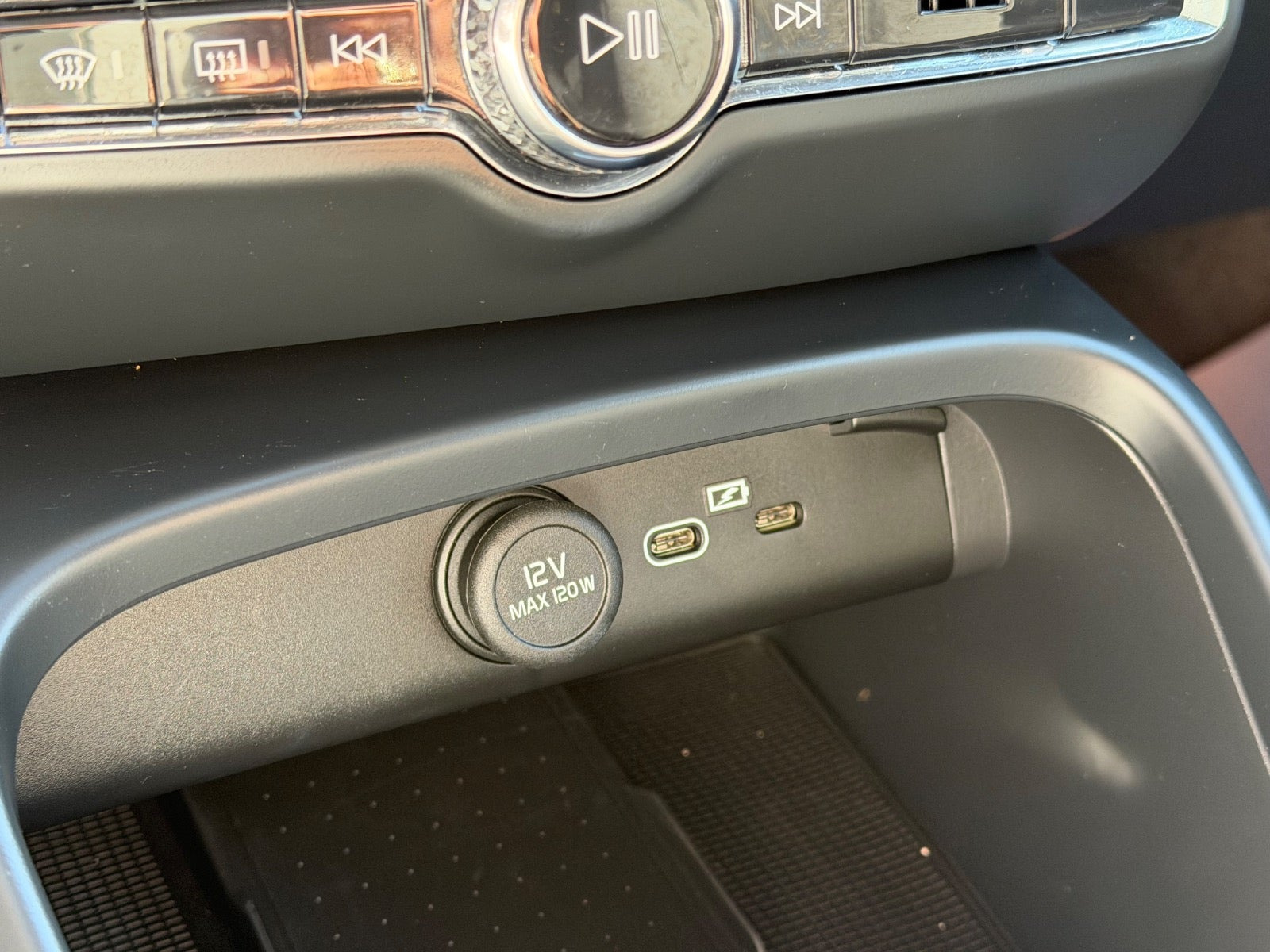 Blå Volvo EX40 fra 2025