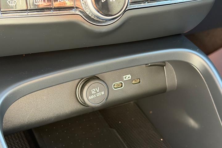 Blå Volvo EX40 fra 2025