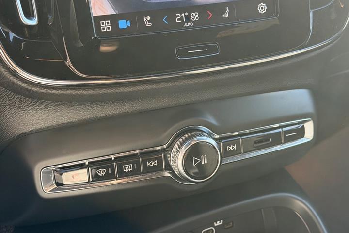 Blå Volvo EX40 fra 2025