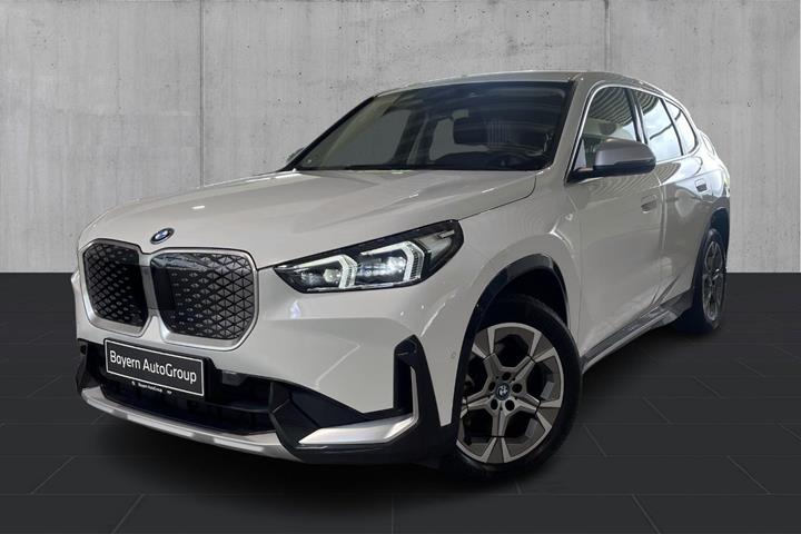 Hvid BMW iX1 fra 2024 set udefra