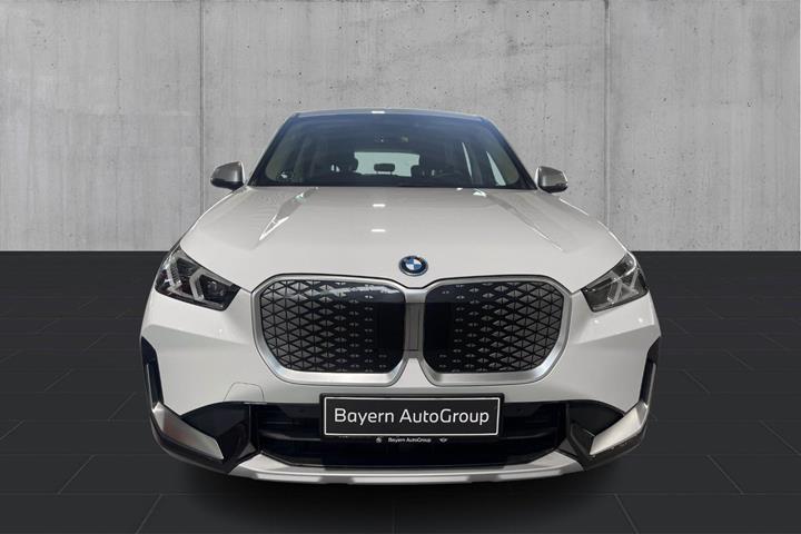 Hvid BMW iX1 fra 2024