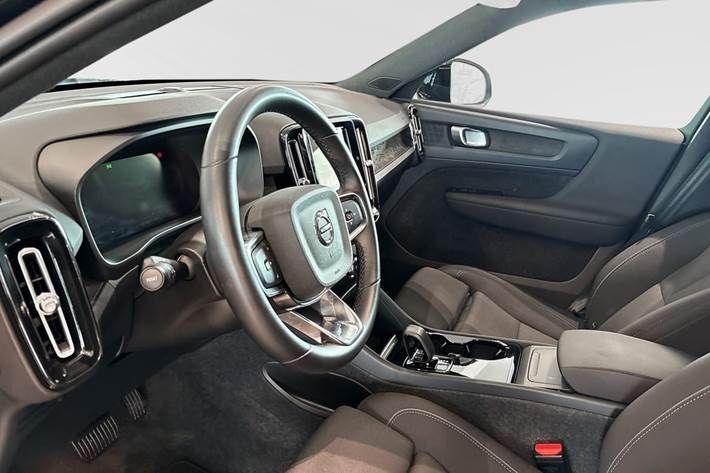 Sort Volvo XC40 fra 2024
