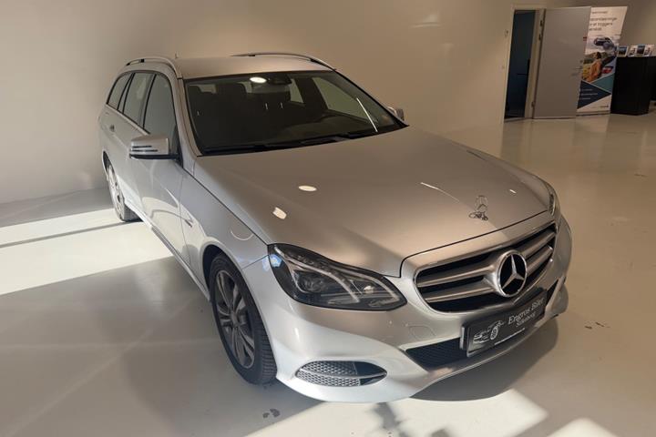 Sølv Mercedes E220 fra 2015 set udefra