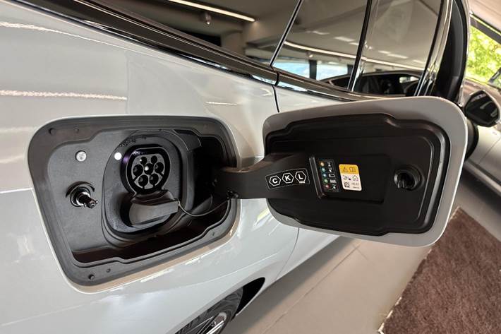 Grå BMW i5 fra 2025