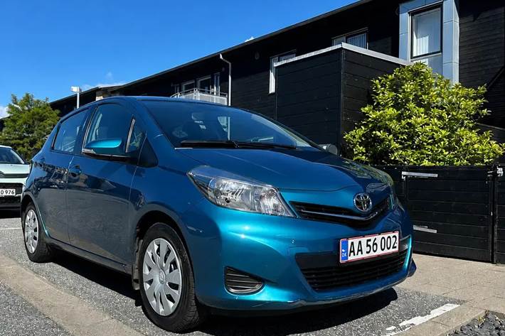 Blå Toyota Yaris fra 2012