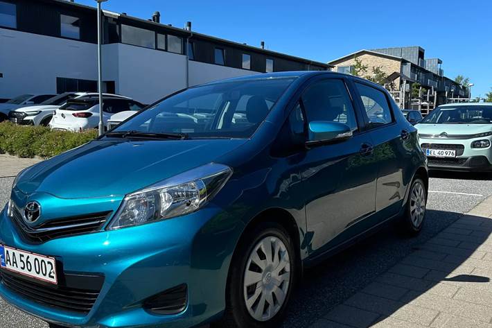Blå Toyota Yaris fra 2012