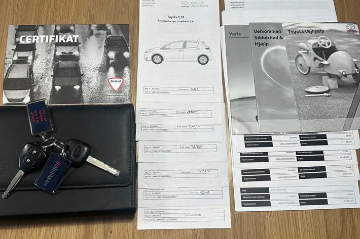 Blå Toyota Yaris fra 2012