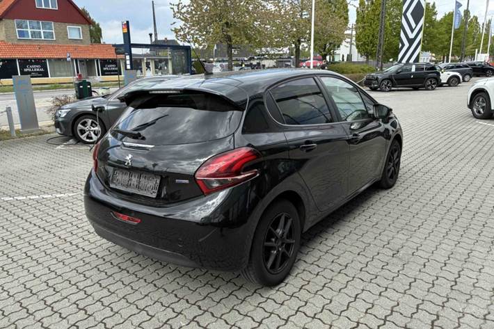 Sort Peugeot 208 fra 2017