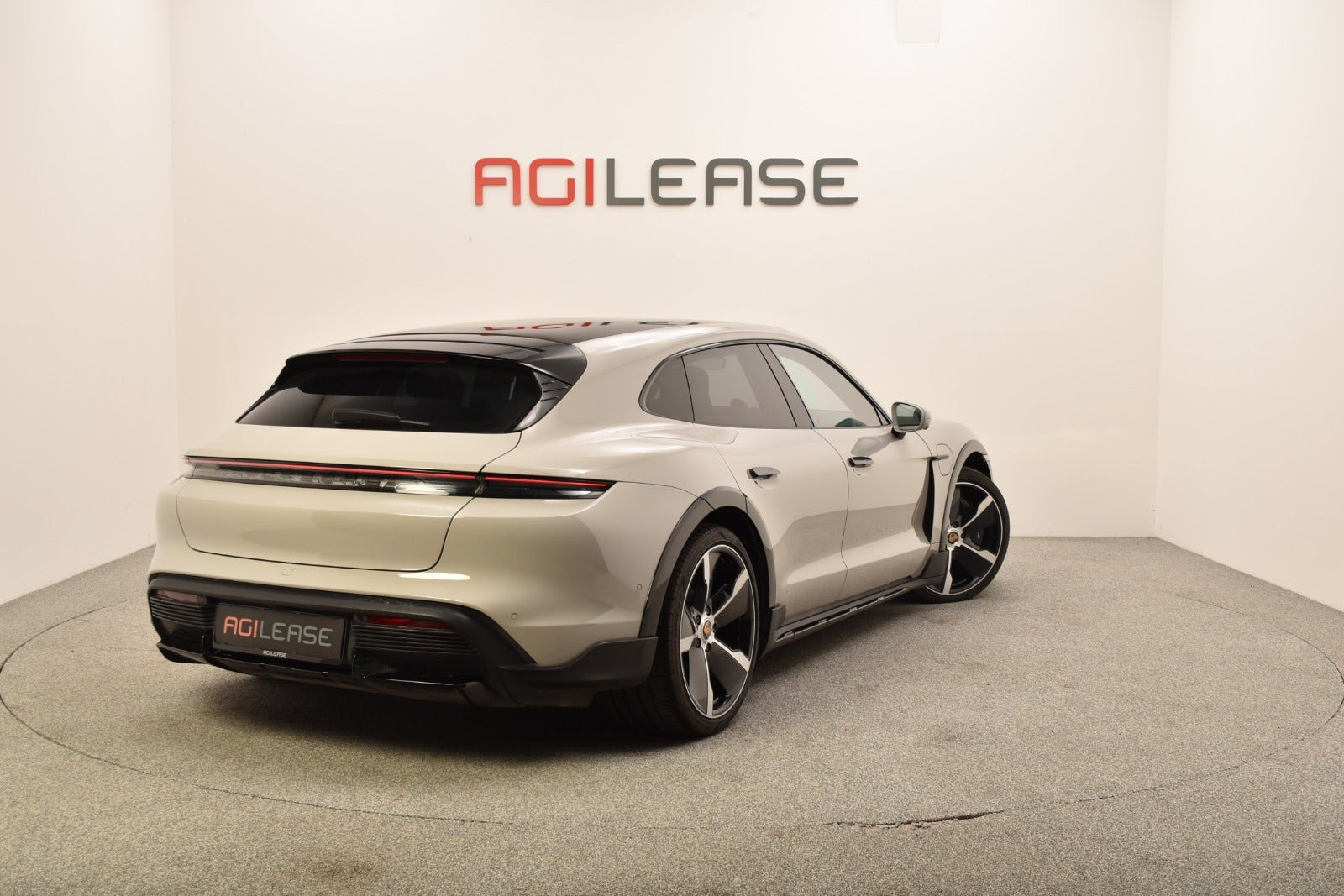 Grå Porsche Taycan Turbo S fra 2021
