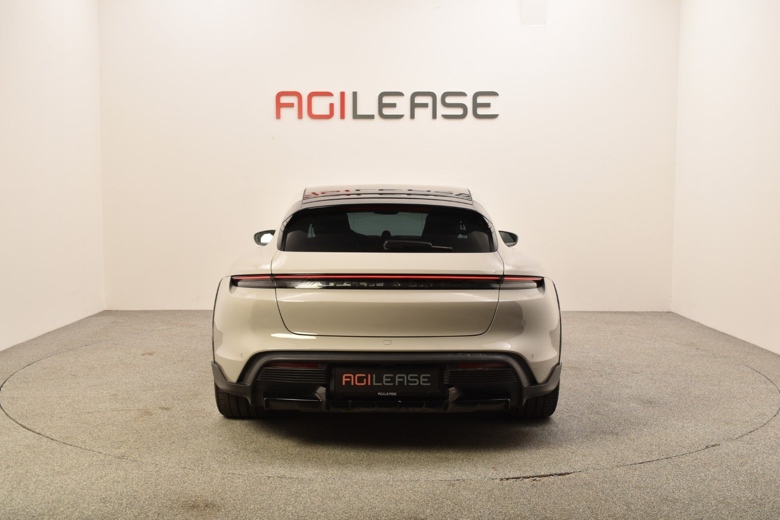 Grå Porsche Taycan Turbo S fra 2021