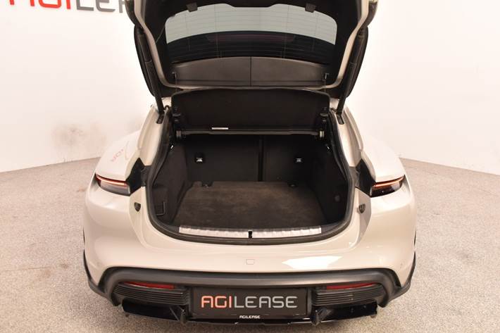 Grå Porsche Taycan Turbo S fra 2021